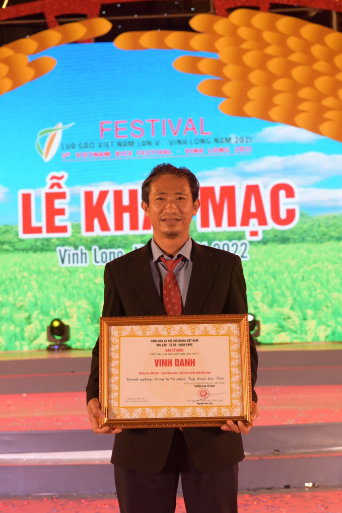Đại diện Lộc Trời nhận bảng vinh danh Giống lúa OM5451 - Gạo trắng được xuất khẩu nhiều nhất Việt Nam.