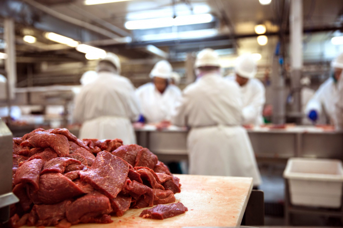 Chế biến thịt tại một nhà máy của Cargill Inc - nhà sản xuất thịt bò hàng đầu của Mỹ. Ảnh: Getty.