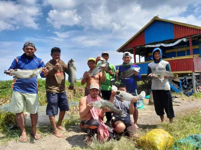 Mawardi (thứ hai từ trái sang) với nhóm nông dân của mình ở Pinrang Nam Sulawesi.