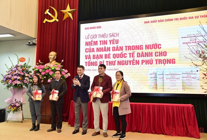 Chánh Văn phòng Trung ương Đảng Lê Minh Hưng trao tặng sách quý cho đại diện một số địa phương.
