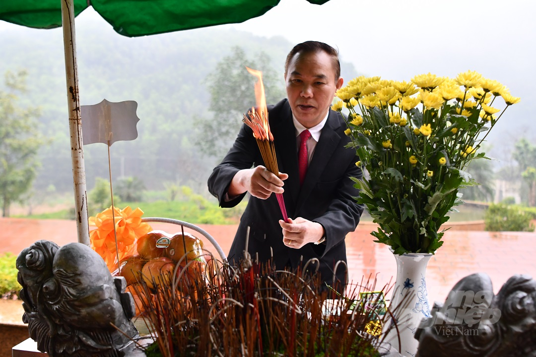 Thứ trưởng Bộ NN-PTNT Phùng Đức Tiến dâng hương báo công tại Khu di tích quốc gia Bộ Canh nông (Tuyên Quang).