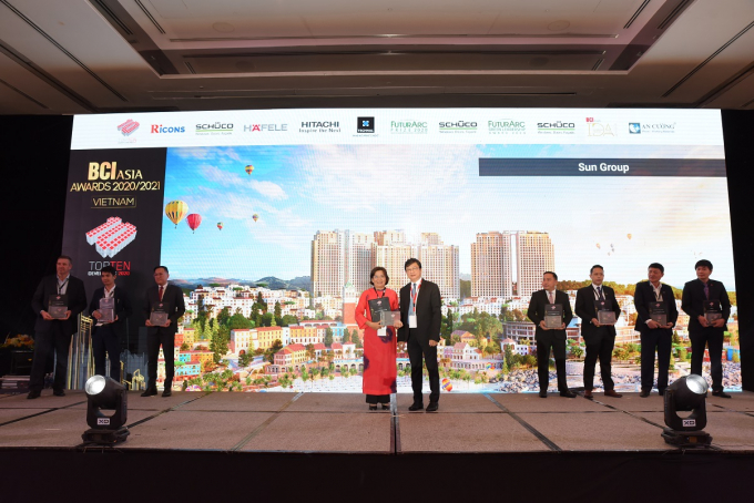 Bà Nguyễn Lâm Nhi Thùy, Trưởng Văn phòng Đại diện Sun Group tại TP Hồ Chí Minh nhận giải 'Top 10 chủ đầu tư hàng đầu Việt Nam' tại Lễ trao giải BCI Awards 2020 và 2021.