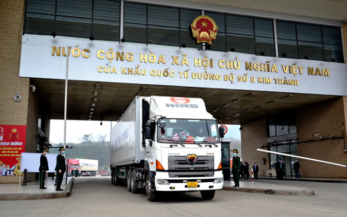 Agricultural product exports through Kim Thanh Border Gate (Lao Cai province). Photo: Quoc Hong/People's Newspaper.