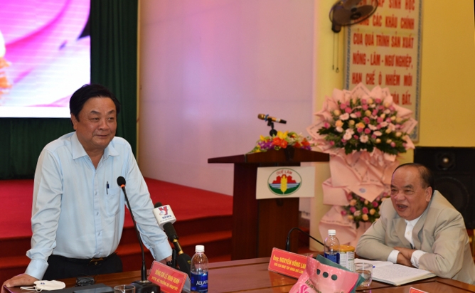 Bộ trưởng Lê Minh Hoan trân quý những giá trị mà Quế Lâm và ông Nguyễn Hồng Lam mang lại trong hành trình làm nông nghiệp hữu cơ. Ảnh: Hoàng Anh.