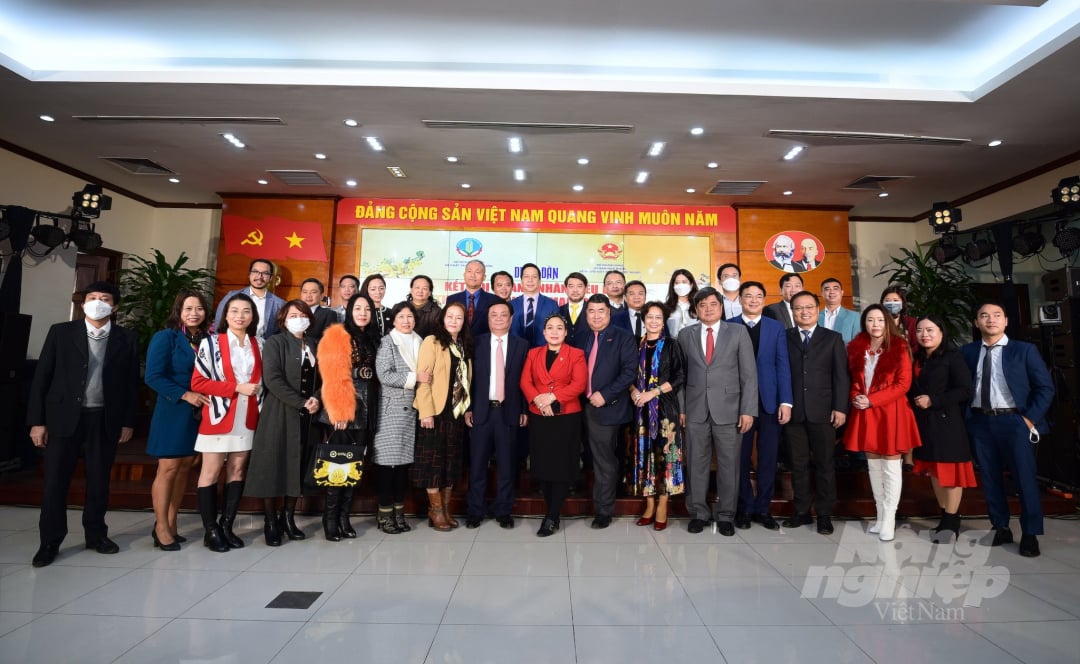 Minister Le Minh Hoan takes photo with guests and delegates participating in the forum.