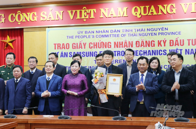 Lãnh đạo tỉnh Thái Nguyên trao Giấy chứng nhận đầu tư cho Samsung Việt Nam. Ảnh: Toán Nguyễn.