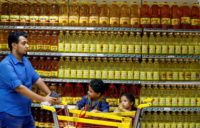 Người mua hàng tại khu vực dầu thực vật được trợ giá ở một cửa hàng của chính phủ ở Cairo, Ai Cập ngày 29/8/2017. Ảnh: Reuters.