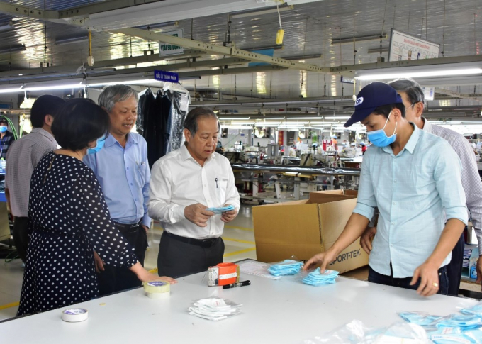 Chủ tịch UBND tỉnh Thừa Thiên- Huế Phan Ngọc Thọ trực tiếp đi kiểm tra chất lượng khẩu trang vải kháng khuẩn tại Công ty Cổ phần Dệt may Huế.