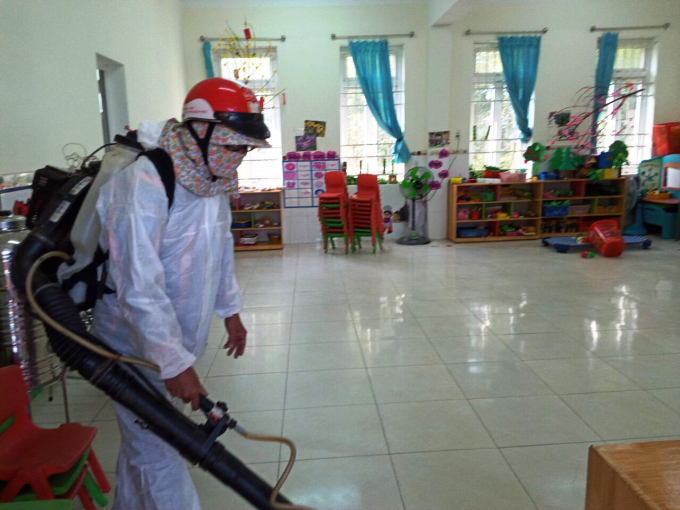 Phun thuốc khử trùng chống Covid-19 tại trường học ở huyện Phú Lộc. Ảnh: Tiến Thành. 