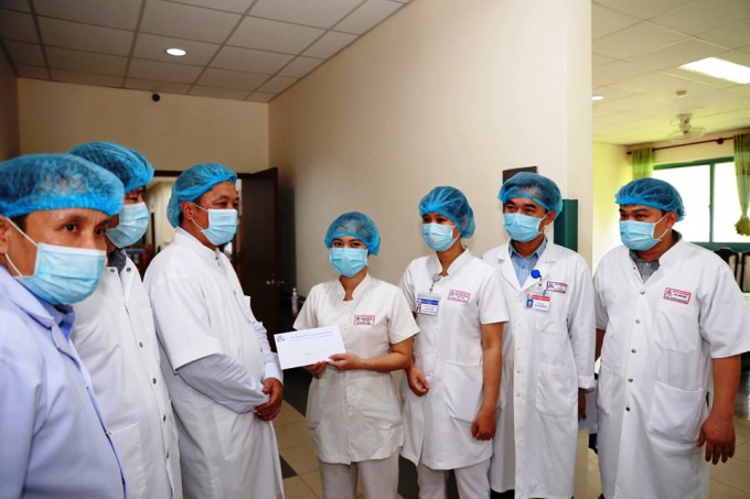 Thứ trưởng Bộ Y tế Nguyễn Trường Sơn cùng các bác sĩ Bệnh viện Trung ương Huế trong buổi đi thăm khu cách ly, điều trị Covid-19 tại đây. Ảnh: T.X.