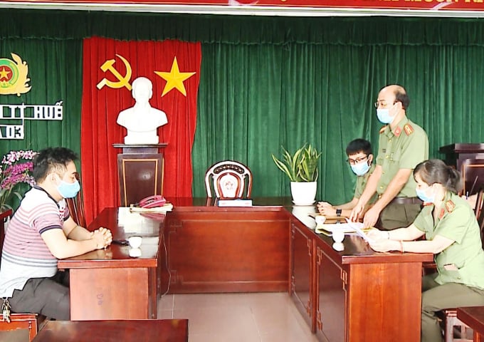Lực lượng chức năng đang tiến hành làm việc với ông Nguyễn Thanh H. (trái). Ảnh: Công an cung cấp.