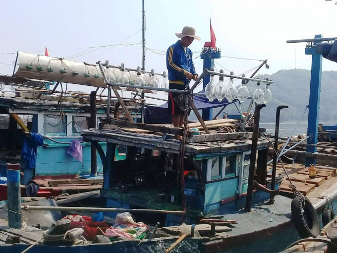 Ngư dân tỉnh Thừa Thiên- Huế đang chuẩn bị cho chuyến đánh bắt thủy sản trên biển . Ảnh: Tiến Thành.