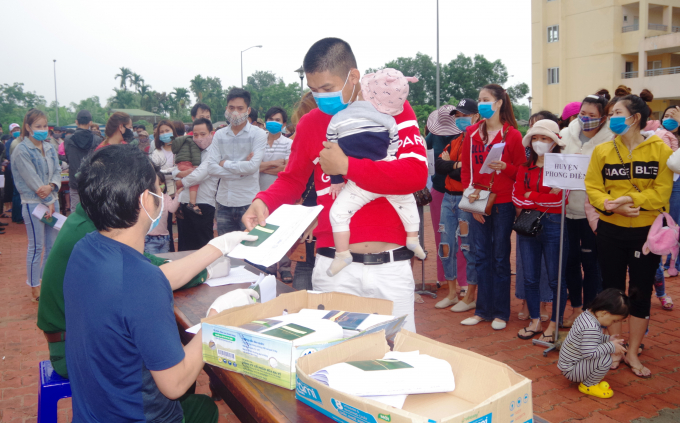 Hơn 300 công dân từ Lào về được trao giấy hoàn thành cách ly tập trung. Ảnh: Q.Đ.