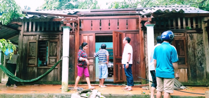 Một ngôi nhà ở xã Hồng Thủy, huyện A Lưới (Thừa Thiên - Huế) sập và tốc mái sau trận mưa giông. Ảnh: H.T.