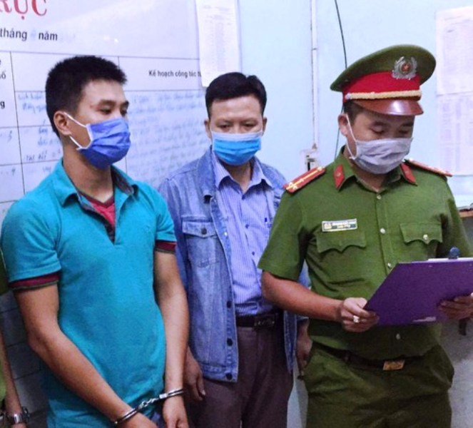 Lực lượng chức năng đọc quyết đinh bắt giữ đối với Trương Đức Sang. Ảnh: V.N.