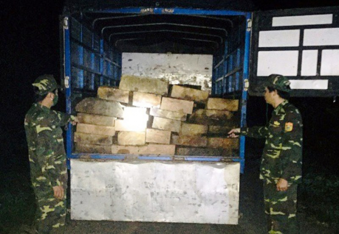Lực lượng chức năng Thừa Thiên - Huế phát hiện chiếc xe tải vận chuyển 37 phách gỗ không rõ nguồn gốc. Ảnh: L.H.