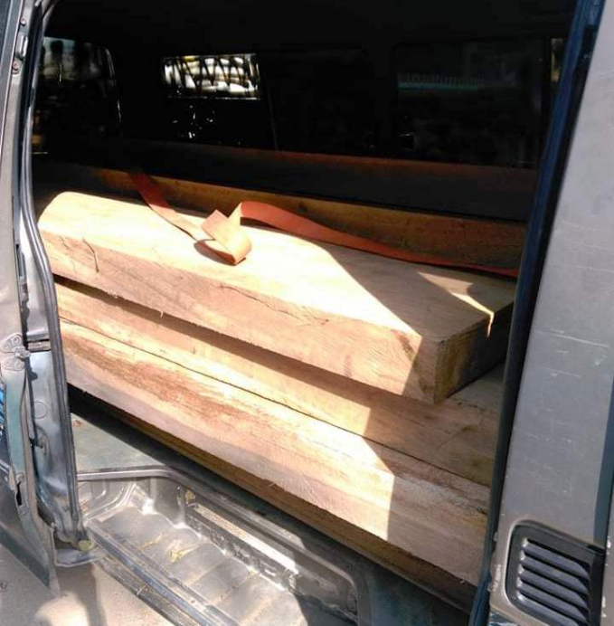 Số lượng lớn gỗ lậu vận chuyển trên chiếc xe 75B- 0049 bị lực lượng chức năng phát hiện. Ảnh: Chi cục Kiểm lâm.