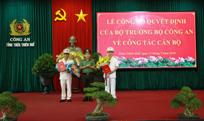 Đại tá Nguyễn Quốc Đoàn, Giám đốc Công an tỉnh Thừa Thiên - Huế trao quyết định và tặng hoa chúc mừng 2 tân Phó Giám đốc. Ảnh: T.H.