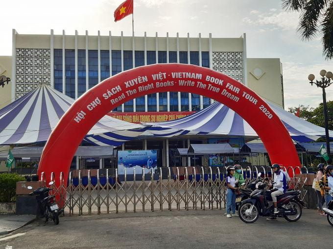 Hội chợ sách Xuyên Việt - VietNam book fair tour 2020 phải đóng cửa sau khai mạc vì sách lậu. Ảnh: Tiến Thành.