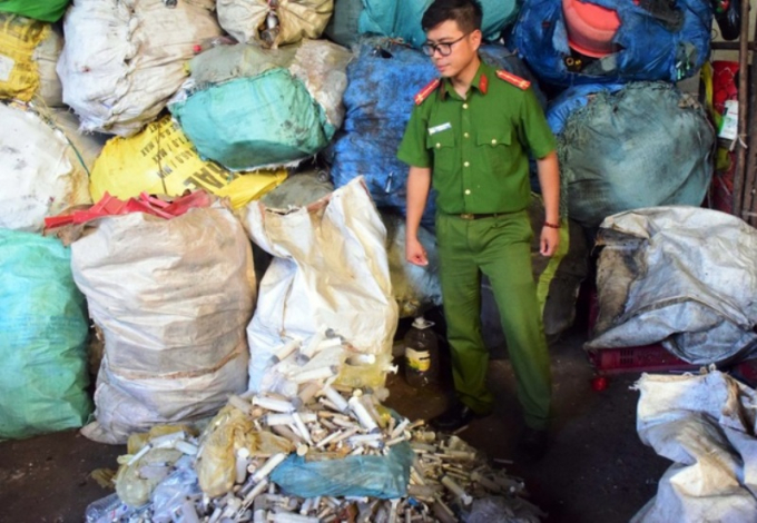 Công an tỉnh Thừa Thiên- Huế phát hiện 9 bao tải chứa rác thải y tế nguy hại, gồm bơm kim tiêm đã qua sử dụng tại cơ sở phế liệu của ông N.T. Ảnh: T.H.