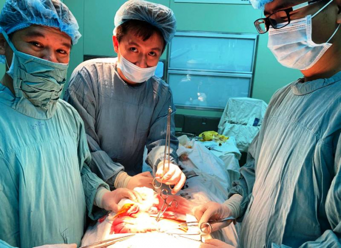 Các bác sĩ đang thực hiện phẫu thuật nội soi lấy dị vật trong bụng nữ bệnh nhân N.T.Ng. Ảnh: Q.A.