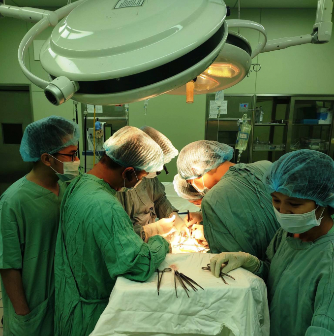 Các bác sĩ đang tiến hành thực hiện ghép thận tự thân cho bệnh nhân Phan Thị Minh P. Ảnh: T.T