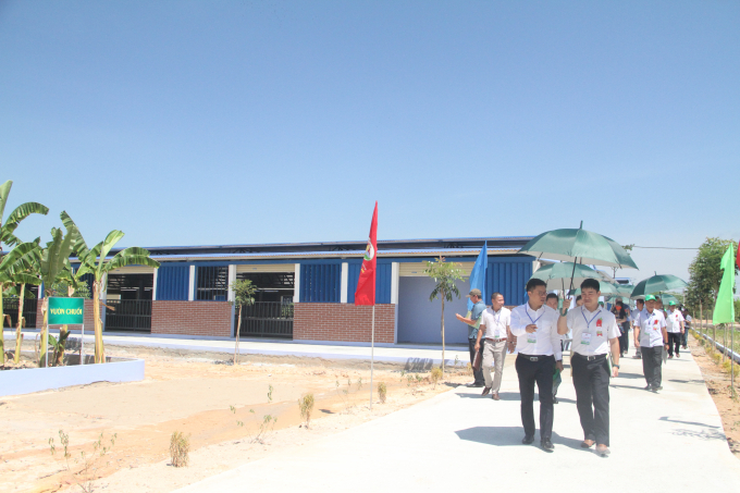 Trang trại chăn nuôi an toàn sinh học, hữu cơ 4F của Tập đoàn Quế Lâm được xây dựng trên diện tích 2 ha; gồm có 3 dãy chuồng nuôi 3.600 m2/dãy ở thôn Đông Lái, xã Phong Thu, huyện Phong Điền (Thừa Thiên- Huế).
