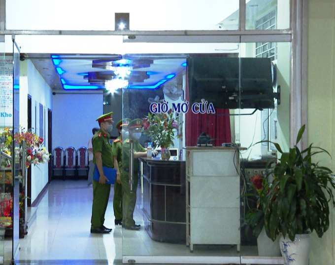 Lực lượng chức năng Thừa Thiên- Huế kiểm tra việc phòng chống dịch ở cở sở kinh doanh. Ảnh: T.T.