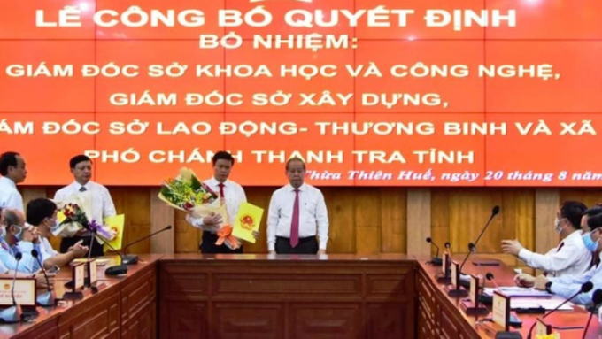 Chủ tịch UBND tỉnh Thừa Thiên - Huế Phan Ngọc Thọ trao Quyết định và tặng hoa chúc mừng cá nhân được bổ nhiệm, điều động. Ảnh: T.T.
