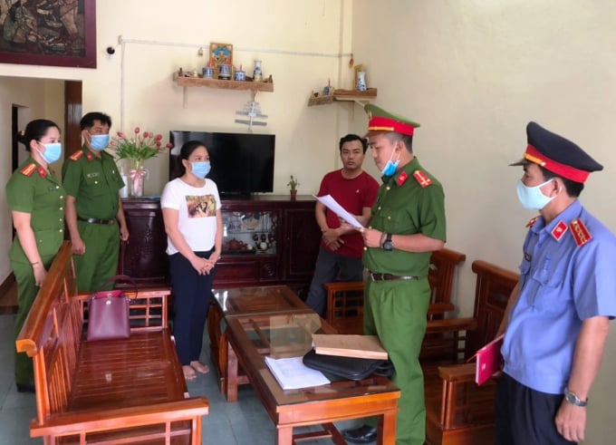 Cơ quan chức năng thực hiện lệnh khởi tố đối với Nguyễn Thị Phương Ánh. Ảnh: T.H.