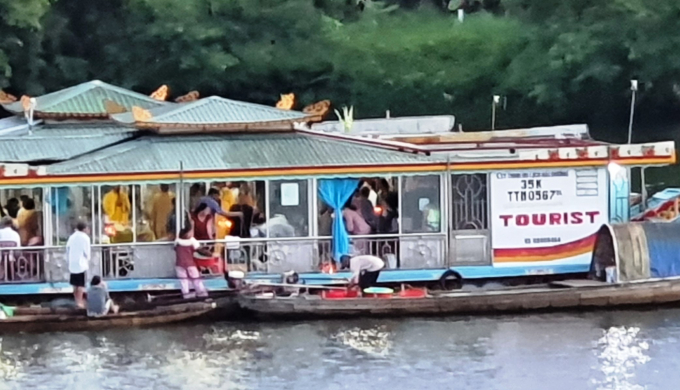 Hình ảnh 2 thuyền rồng rải vàng mã xuống sông Hương được người dân phản ánh đến cơ quan chức năng.