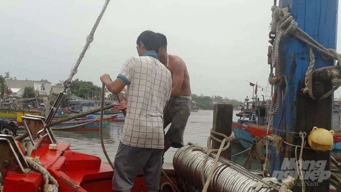 Ngư dân thị trấn Thuận An, huyện Phú Vang đang tháo dây neo, sửa chữa lại tàu thuyền bị hư hỏng để chuẩn bị tiếp tục ra khơi sau thời gian trú bão.