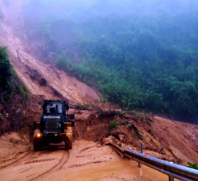 Mưa lớn đã khiến đường QL49 ở Thừa Thiên- Huế bị sạt lở nghiêm trọng. Ảnh: CTV