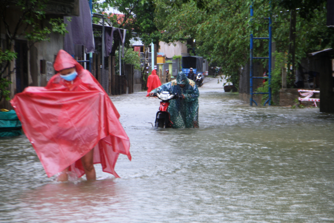 Nhiều ngày qua trên địa bàn tỉnh Thừa Thiên - Huế đã xuất hiện mưa lớn kéo dài, lượng mưa phổ biến từ 150 - 300mm, có nơi trên 400mm. Nước trên các sông lên nhanh kèm theo thủy điện đầu nguồn xả lũ khiến nhiều vùng thấp trũng ở Thừa Thiên - Huế bị ngập úng nặng nề, có những nơi nước ngập sâu hơn 1m.