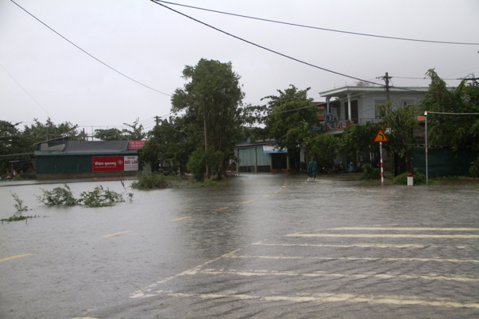 Ảnh hưởng của mưa lũ, đến nay, tỉnh Thừa Thiên - Huế có 1 người mất tích, hơn 1.000 ngôi nhà bị ngập lụt; hàng trăm diện tích hoa màu, thủy sản bị ảnh hưởng. Nhiều tuyến giao thông bị chia cắt vì ngập úng và sạt lở. Hơn 9 km bờ biển tỉnh Thừa Thiên - Huế tiếp tục bị sạt lở nặng, có những nơi nước biển ăn sâu 7-10m. Huyện Phong Điền và huyện A Lưới đã phải di dời hàng trăm hộ ở vùng thấp trũng đến nơi an toàn.