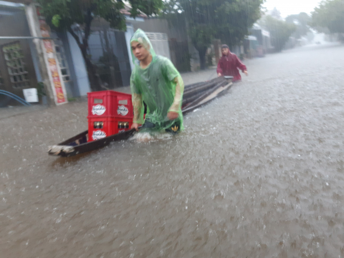 Trong thời điểm mưa lớn không ngớt, kèm theo thủy điện xả lũ tăng cường, hàng ngàn hộ dân ở Thừa Thiên - Huế đang phải gồng mình vượt mưa lụt, đối phó với mực nước ngày càng dâng cao.