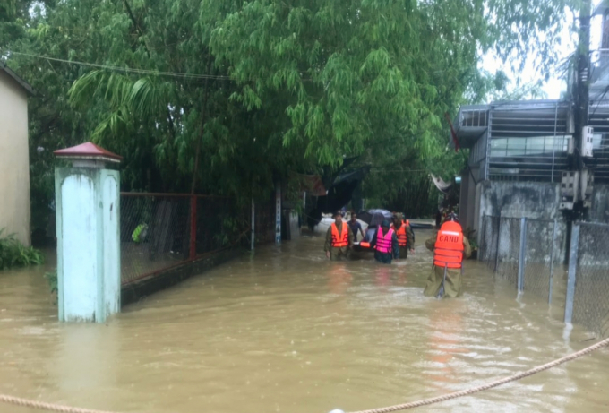 Ảnh hưởng do mưa lũ, huyện Phong Điền cũng đã tổ chức di dời 411 hộ với 1.197 khẩu; TP. Huế và huyện A Lưới di dời hàng trăm hộ dân ở các điểm thấp trũng, ngập úng đến nơi an toàn.