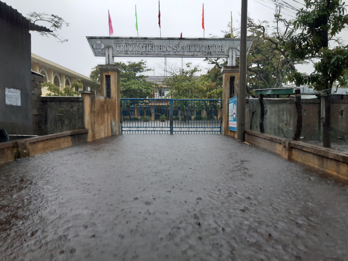 Do tình hình mưa lũ vẫn diễn biến bất thường, Chủ tịch UBND tỉnh Thừa Thiên - Huế Phan Ngọc Thọ đã đề nghị lãnh chính quyền các địa phương theo dõi sát sao, nắm chắc tình hình, chủ động đối phó với những diễn biến khó lường của mưa lũ với phương châm '4 tại chỗ'. Đặc biệt đối với những địa bàn có nguy cơ bị lũ quét, địa phương và các ngành chức năng có phương án cụ thể để tiếp tục di dời, sơ tán người dân đến nơi an toàn. Sẵn sàng lực lượng, phương tiện túc trực 24/24h để triển khai các phương án cứu hộ, cứu nạn khi có tình huống xấu xảy ra.