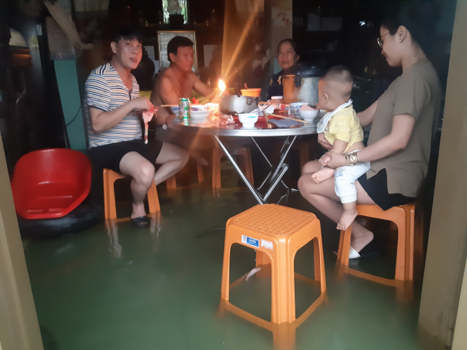 Mưa lũ cũng đã khiến nhiều khu vực ở Thừa Thiên- Huế bị mất điện nhiều ngày nay. Ảnh: Tiến Thành.