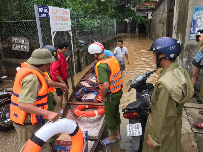 Lực lượng chức năng thực hiện việc cứu trọ người dân nơi vùng ngập lụt. Ảnh: Tiến Thành.