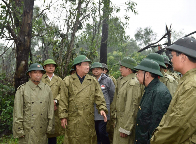 Phó Thủ tướng Trịnh Đình Dũng trực tiếp chỉ đạo công tác cứu hộ thủy điện Rào Trăng 3. Ảnh: Hoàng Hà.