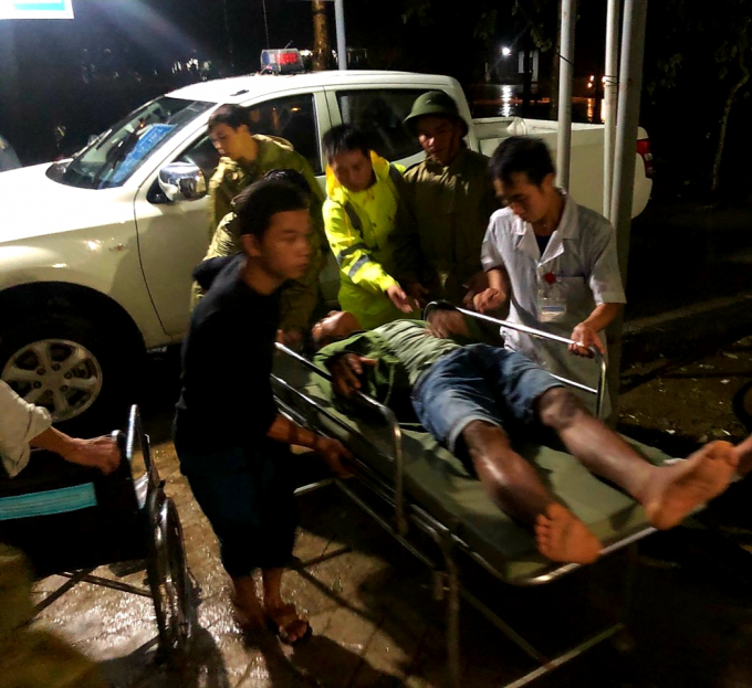 5 công nhân bị thương ở thủy điện Rào Trăng 4 đã được đưa đến bệnh viện. Ảnh: T.H