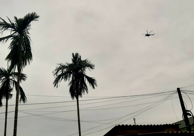 Một chiếc trực thăng đang bay vào khu vực thủy điện Rào Trăng 3 vào sáng nay. Ảnh: Tiến Thành.
