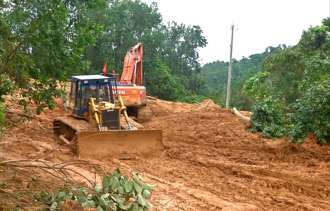 Xe cơ giới đang tiếp tục thông đường 71 lên thủy điện Rào Trăng 3. Ảnh: Tiến Thành.