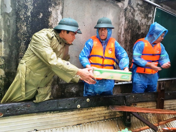 Ông Nguyễn Văn Bình, Chủ tịch UBND huyện Phong Điền đi cứu trợ người dân bị lũ lụt ở địa phương. Ảnh: N.V.