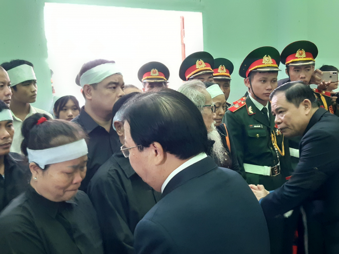 Phó Thủ tướng Trịnh Đình Dũng và Bộ trưởng Bộ NN-PTNT Nguyễn Xuân Cường chia buồn với thân nhân các cán bộ, chiến sĩ hi sinh. Ảnh: Tiến Thành.