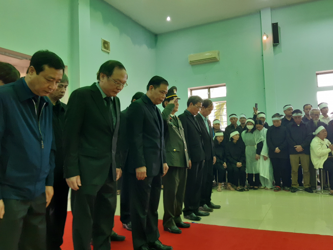Đoàn Bộ NN-PTNT do Bộ trưởng Nguyễn Xuân Cường dẫn đầu viếng 13 cán bộ, chiến sĩ hy sinh ở Rào Trăng.