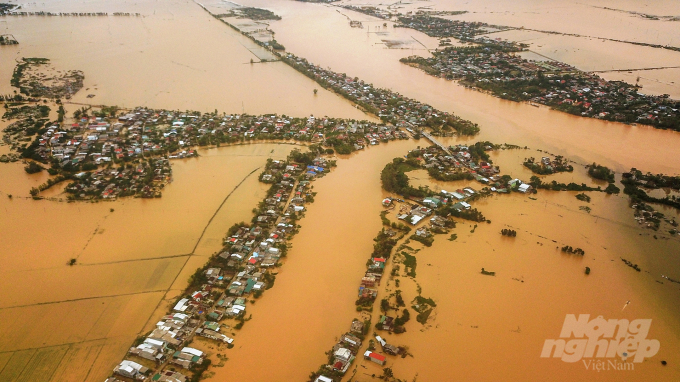 Đến nay, nhiều địa phương ở Thừa Thiên- Huế vẫn còn nước lũ ngập sâu. 