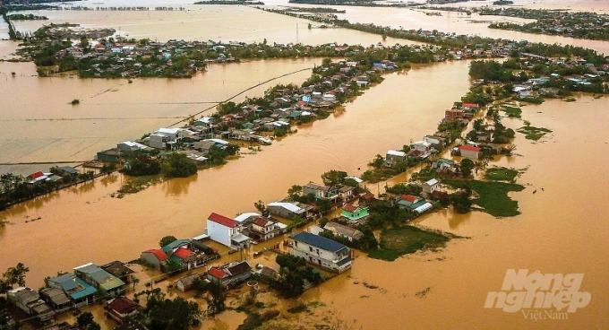 Có những nơi nước ngập gần cả 1 mét. Bị chìm trong nước lũ lâu ngày, cuộc sống của người dân Thừa Thiên- Huế đang gặp rất nhiều khó khăn.
