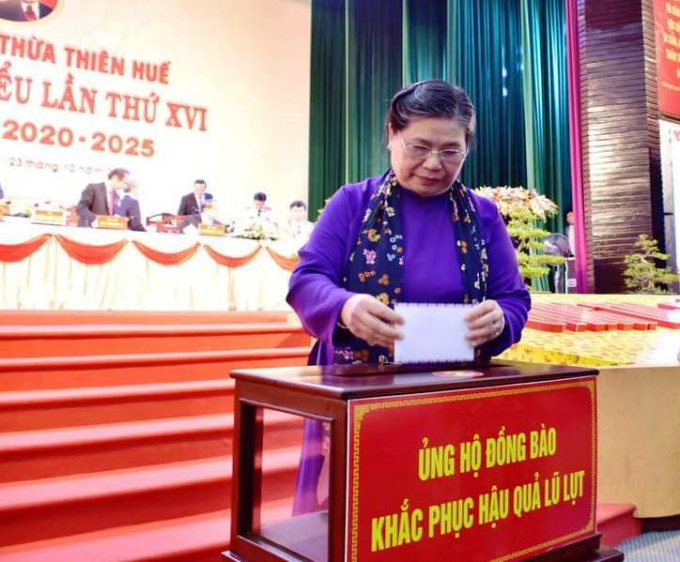 Phó Chủ tịch Thường trực Quốc hội Tòng Thị Phóng ủng đồng bào khắc phục hậu quả lũ lụt tại Đại hội Đảng bộ tỉnh Thừa Thiên- Huế sáng cùng ngày.